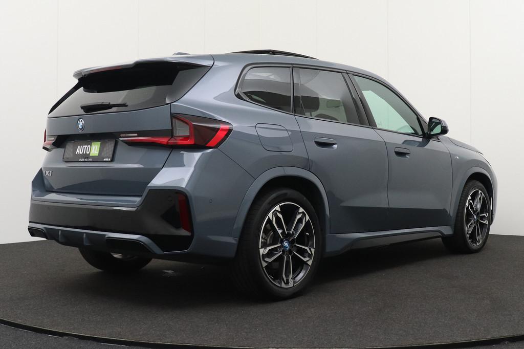 BMW iX1 xDrive30 67 kWh (98%SOH) 313 PK M-sport+ Pano-Dak Ca, Auto's, BMW, Automaat, Gebruikt, Zwart, Lichtsensor