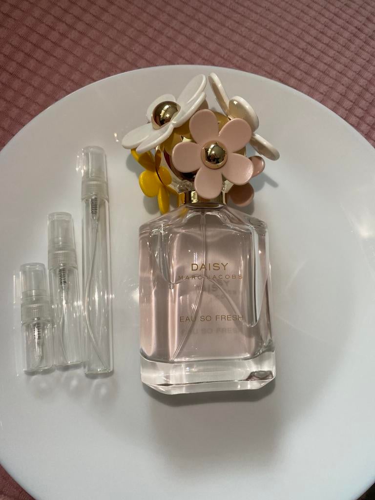 Sample - Marc Jacobs Daisy Eau So Fresh, Sieraden, Tassen en Uiterlijk, Uiterlijk | Parfum, Ophalen of Verzenden