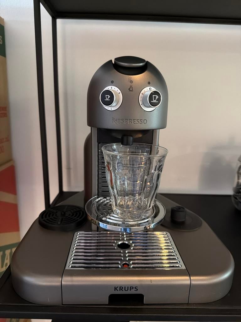 Nespresso Krups Titanium koffiezetapparaat, Witgoed en Apparatuur, Koffiezetapparaten, Gebruikt, Espresso apparaat, Ophalen of Verzenden