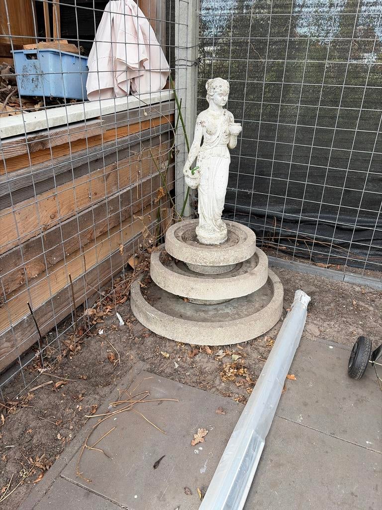 Fontijn beton - Klassiek tuinbeeld met 3 etages, Tuin en Terras, Ophalen, Gebruikt, Beton, Mensenbeeld