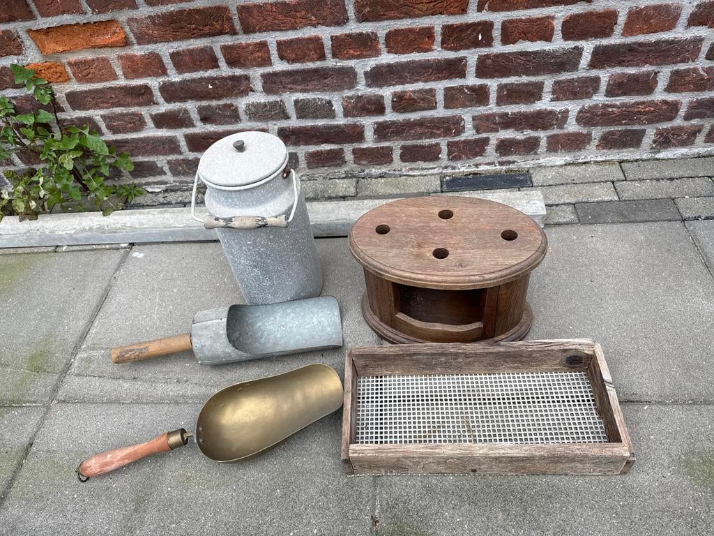 Antieke melkbus, scheppen en zeef, Ophalen