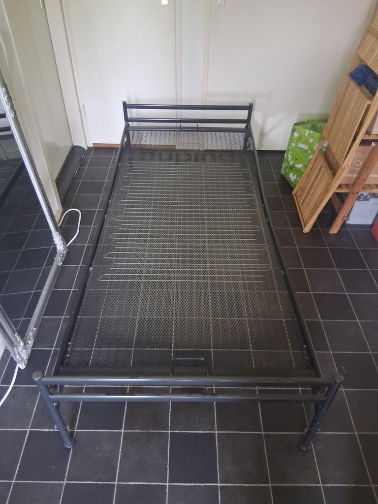 Stevig Eenpersoons Metalen Bed met Spiraalbodem (van Auping), Ophalen, Gebruikt, Eenpersoons, Zwart