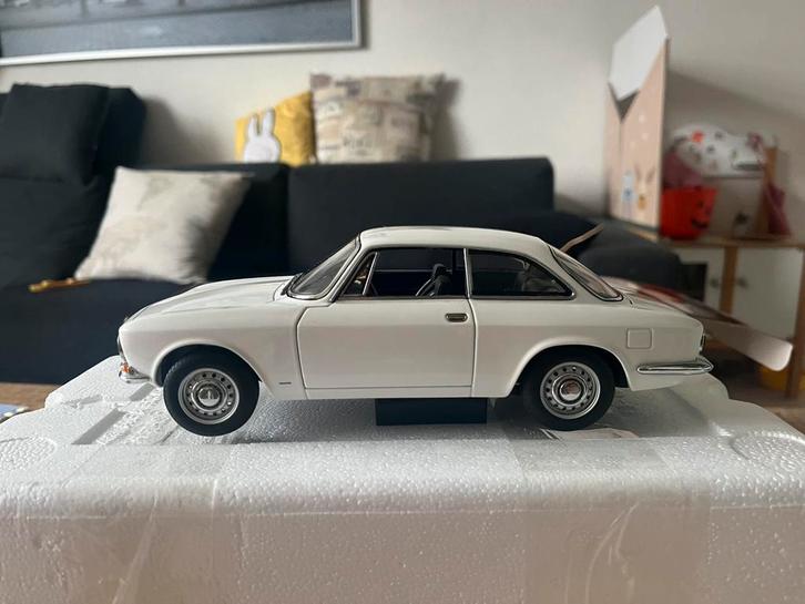 Alfa Romeo 1750 GTV AutoArt, Hobby en Vrije tijd, Modelauto's | 1:18, Zo goed als nieuw, Auto, Autoart, Ophalen of Verzenden
