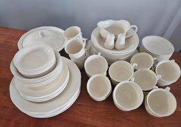 Servies, 8-delig, vrijwel compleet beschikbaar voor biedingen