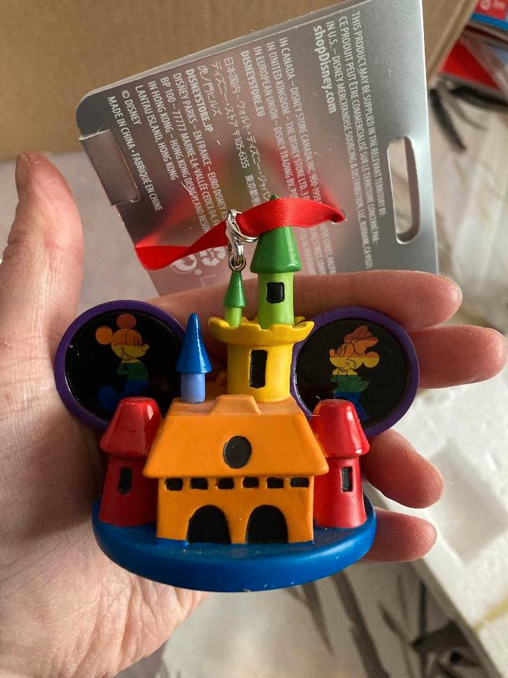 Disney Mickey x Minnie Rainbow Castle ornament - Nieuw, Verzamelen, Disney, Nieuw, Beeldje of Figuurtje, Mickey Mouse, Ophalen of Verzenden