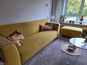 Gele Trendhopper bank + hocker – vrolijk en comfortabel beschikbaar voor biedingen