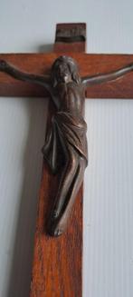 kruisbeeld brons op hout, Antiek en Kunst, Antiek | Religie, Ophalen of Verzenden