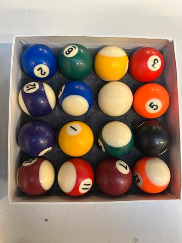 Snookerballen voor een kleine tafel beschikbaar voor biedingen