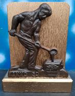 Ijzergieter. Plaquette. Metaal.  Houten sokkel.  18 cm., Ophalen, Zo goed als nieuw