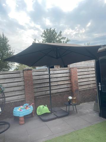 Parasol met parasolvoet beschikbaar voor biedingen