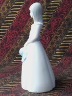 Meisje met hoed mooi vintage beeldje uit Spanje 22,8 cm., Antiek en Kunst, Ophalen of Verzenden