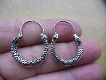 Zilveren oorbellen, slang beschikbaar voor biedingen