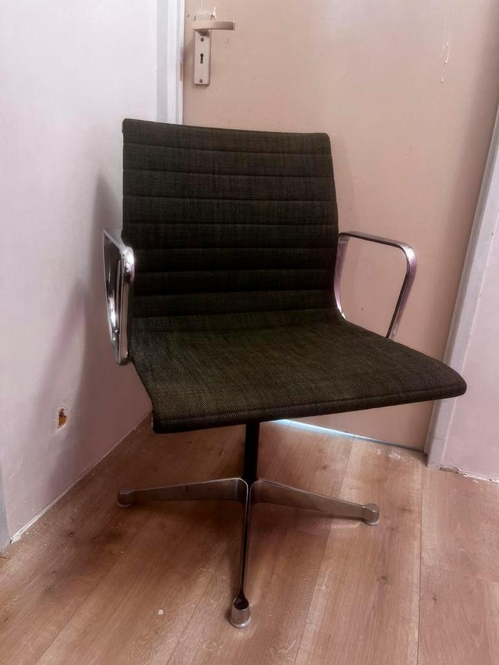 Eames hopsak  EA 107 door Herman Miller, Antiek en Kunst, Antiek | Meubels | Stoelen en Banken, Ophalen of Verzenden