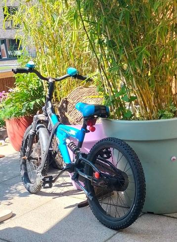 Popal fietsje 18 inch drie tot zeven jaar beschikbaar voor biedingen