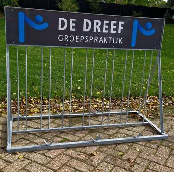 En weer een blije klant met een fietsenrek met reclame  beschikbaar voor biedingen