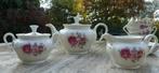 Mooi Compleet Mosa Thee servies met Donker Rode Rozen, Ophalen of Verzenden