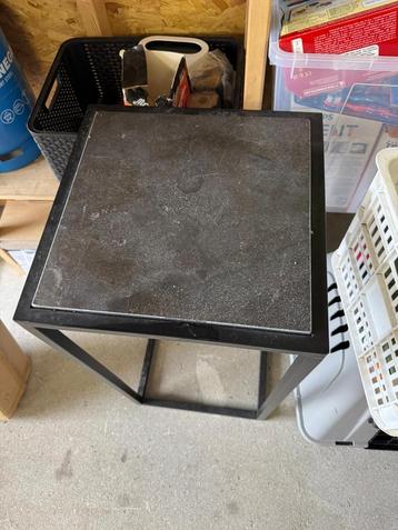Mooie sokkel met hard stenen blad beschikbaar voor biedingen