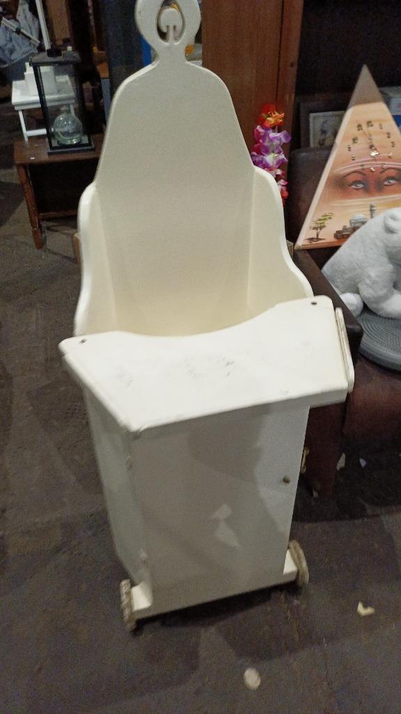 Houten kinderstoel met opbergruimte – retro met wieltjes, Kinderen en Baby's, Kinderstoelen, Gebruikt, Overige typen, Ophalen