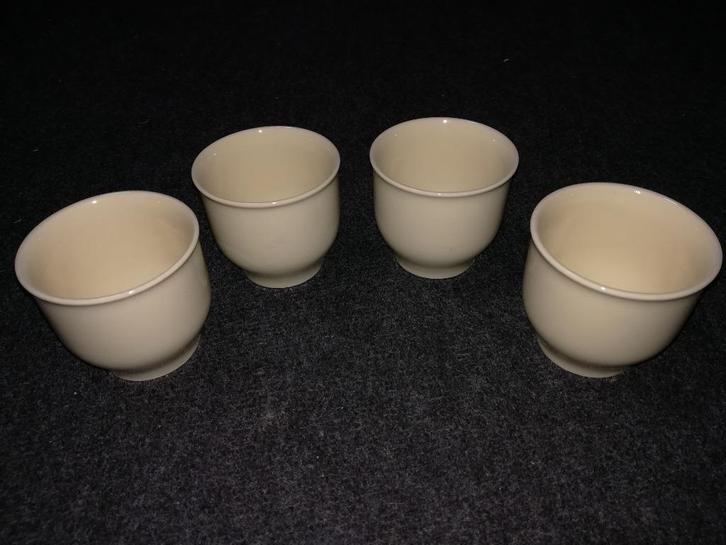 4 effen mokjes in speelse vorm, Huis en Inrichting, Keuken | Servies, Zo goed als nieuw, Kop(pen) en/of Schotel(s), Effen, Overige materialen