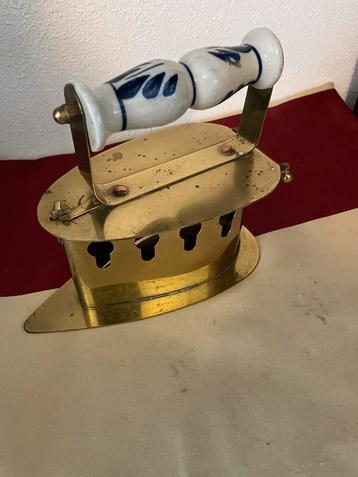 Antiek Kolen Strijkijzer met Delfts Blauw Handvat beschikbaar voor biedingen