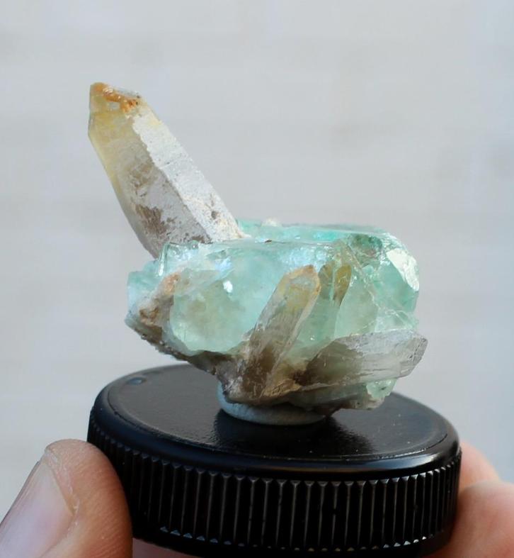 FLUORIET en KWARTS uit Erongo in NAMIBIE, Verzamelen, Mineralen en Fossielen, Mineraal, Ophalen of Verzenden