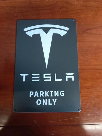 Blikken bord tesla beschikbaar voor biedingen