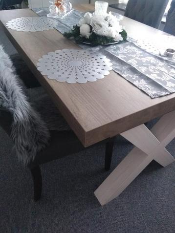 Mooie eettafel met 4 stoelen, goed onderhoud beschikbaar voor biedingen