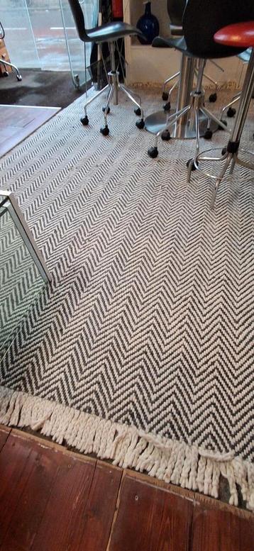 Zwart wit vloerkleed 200x320 beschikbaar voor biedingen