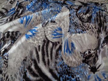 rekbare stof blauw met wit met vlinders 175 cm bij 85 cm  beschikbaar voor biedingen