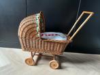 Vintage rieten poppenwagen, Kinderen en Baby's, Speelgoed | Poppen, Ophalen, Zo goed als nieuw, Babypop