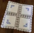 Wit dekservet geborduurde blauwe bloemen, gehaakt randje, Ophalen of Verzenden, Zo goed als nieuw, Vierkant, Binnen