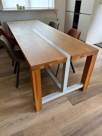 Eettafel beschikbaar voor biedingen