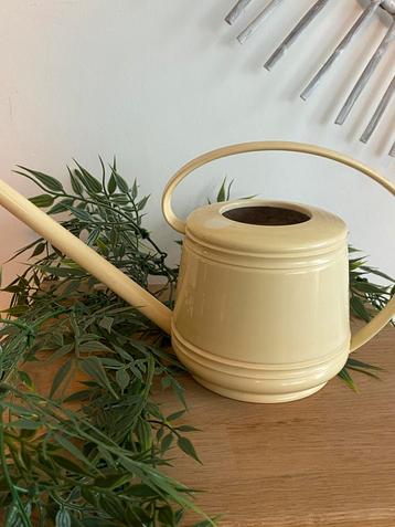 Mooie lichtgele /creme vintage/ retro plantengieter beschikbaar voor biedingen