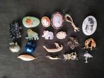 18 vintage & nieuwere kunststof & metalen broches., Ophalen of Verzenden, Overige materialen