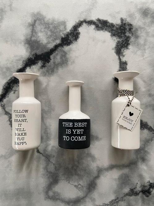 Drire zwart/witte vaasjes met tekst, Huis en Inrichting, Woonaccessoires | Vazen, Zo goed als nieuw, Zwart, Minder dan 50 cm, Ophalen of Verzenden
