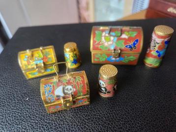 IZGS Cloisonne Vingerhoedjes  in Kistje groot en kleine beschikbaar voor biedingen