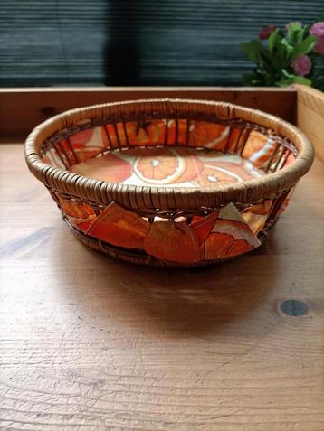 Vintage rieten mandje met oranje sinaasappels beschikbaar voor biedingen