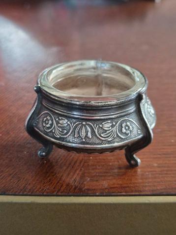 Antiek Zoutvaatje met Glas beschikbaar voor biedingen