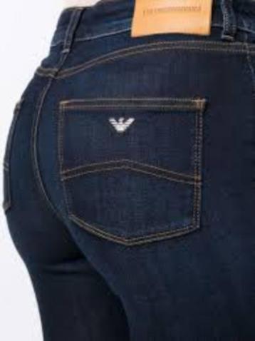 Nieuwe originele jeans van het Italiaanse merk Armani. beschikbaar voor biedingen