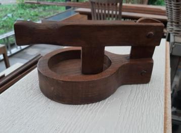 Nostalgische Retro Oude Antieke Hand-Made Eiken Notenkraker beschikbaar voor biedingen