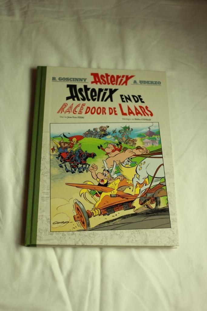 Asterix en de Race door de Laars – Grootformaat Luxe Ed (HC), Boeken, Stripboeken, Zo goed als nieuw, Eén stripboek, Ophalen of Verzenden