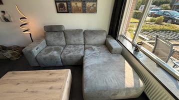 Hoekbank met Lounge en Elektrische Bediening beschikbaar voor biedingen
