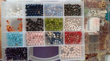 2 dozen edelsteen & houten kralen met gereedschap beschikbaar voor biedingen