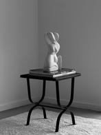 Vintage brutalistisch zwart bijzettafeltje, 50 tot 100 cm, Rond, Ophalen of Verzenden, Zo goed als nieuw