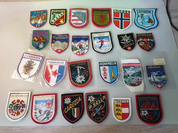 24 Stoffen emblemen - Patches (diverse landen/plaatsen), Verzamelen, Kleding en Patronen, Zo goed als nieuw, Overige typen, Ophalen of Verzenden