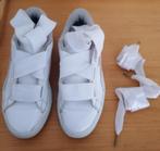 Witte lak sneaker merk Puma brede veters maat 37 € 20,00, Puma, Wit, Ophalen of Verzenden, Sneakers of Gympen