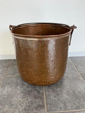 Koperen pot / haardhoutketel met ijzeren hengsel beschikbaar voor biedingen
