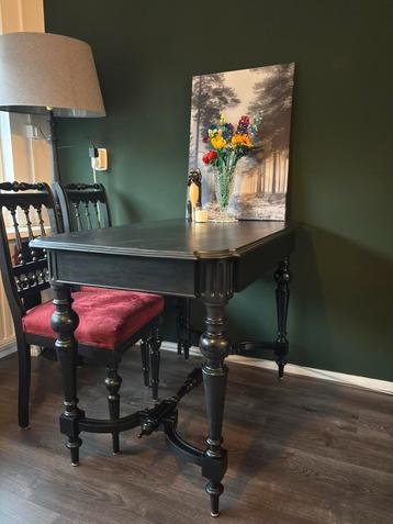Brocante Zwarte Eettafel beschikbaar voor biedingen