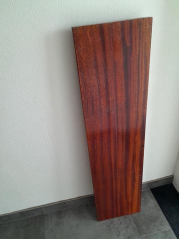 Massief hardhouten plank. beschikbaar voor biedingen
