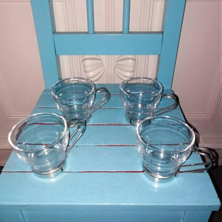 Koffiekopjes in metalen houder 4 stuks, Huis en Inrichting, Keuken | Servies, Gebruikt, Kop(pen) en/of Schotel(s), Overige stijlen